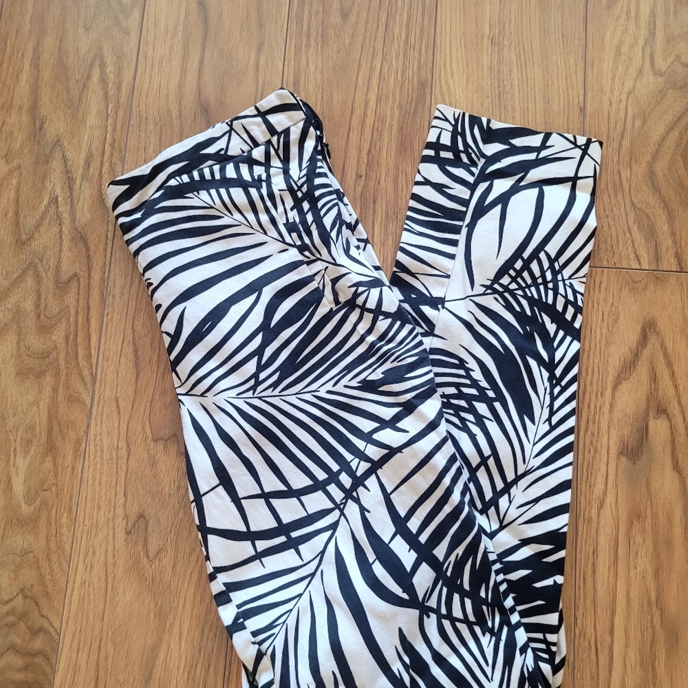 Forever 21 Black and White Leaf Pattern Size Small Summer Wear
